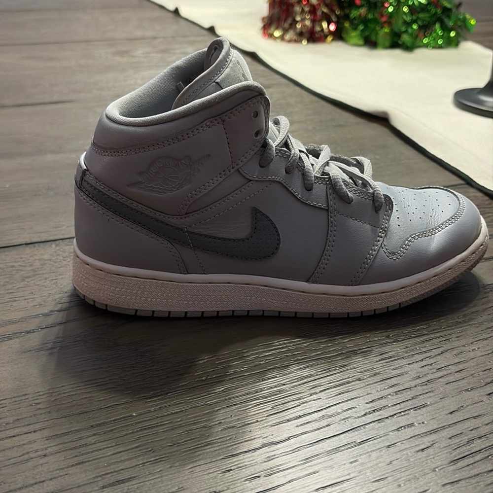 Boys size 4 Jordan 1 Mid